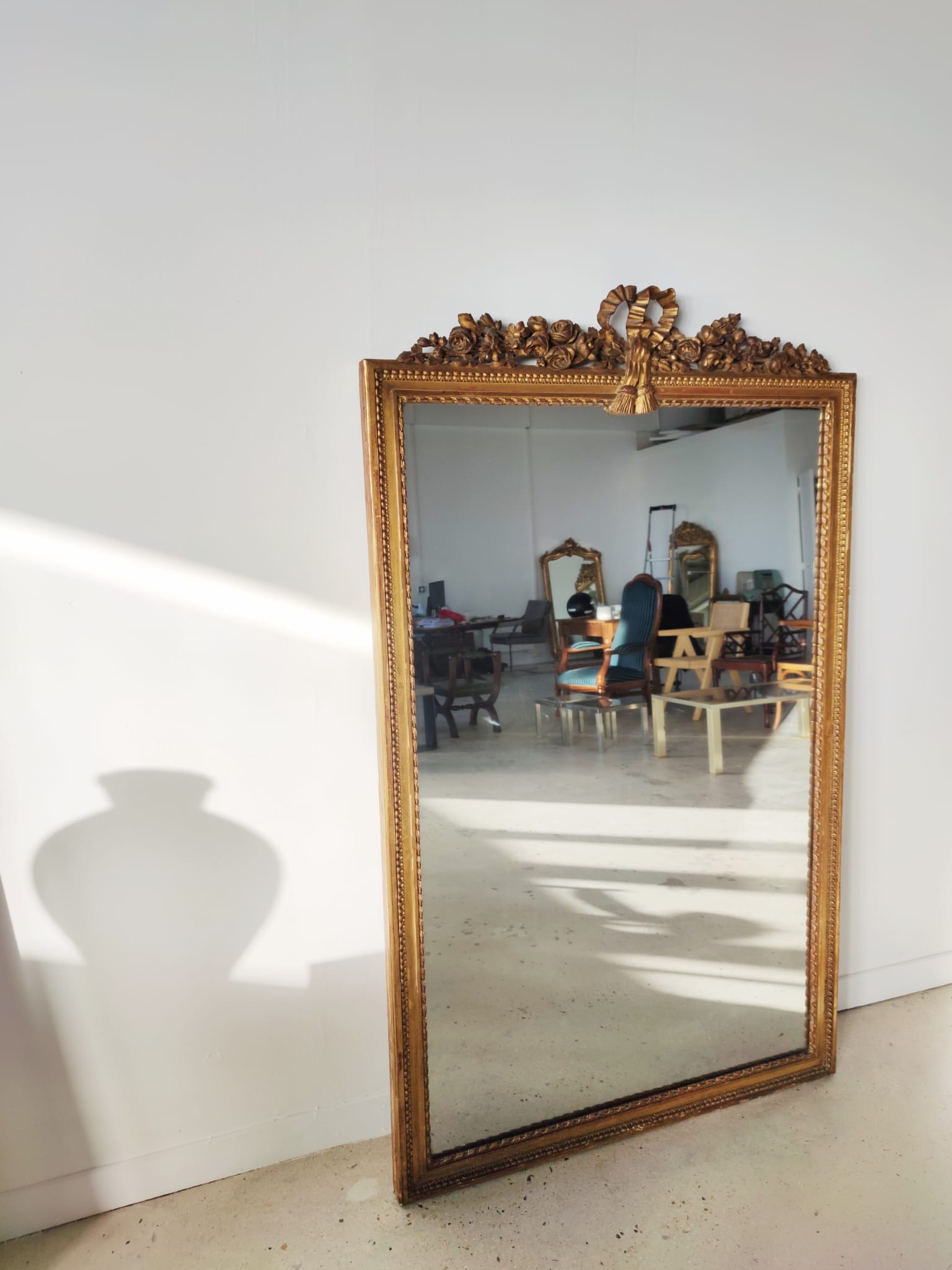 Miroir de cheminée en bois doré à décor de nœud et de roses H : 164 cm