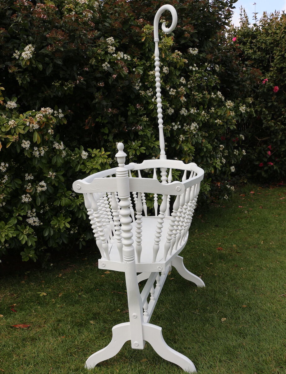 White wooden bercelonnette