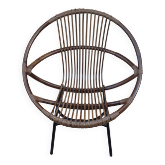 Shell-shaped armchair in rattan and metal legs. Caravan brand.