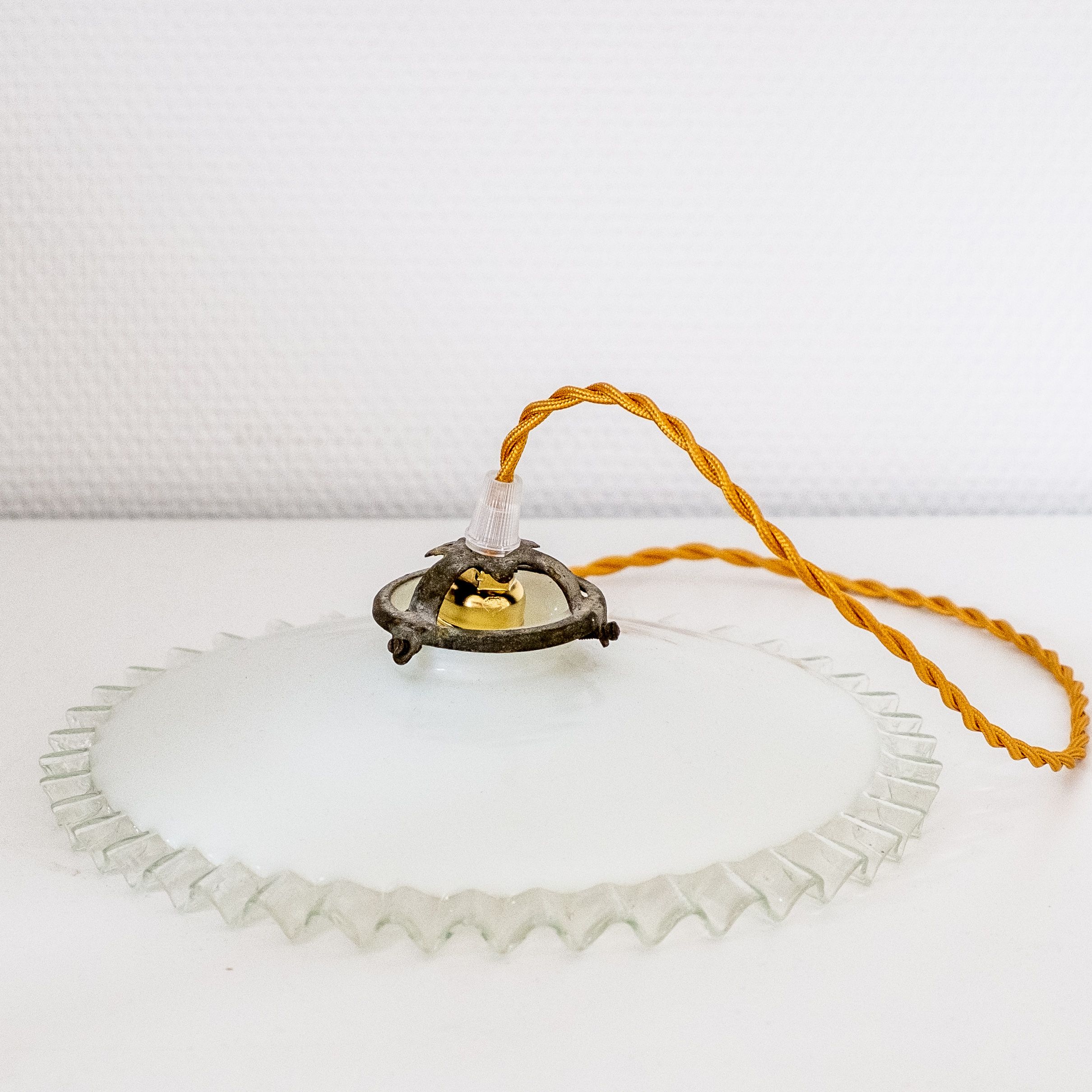 Suspension en opaline plateau ondulé froufrou blanche