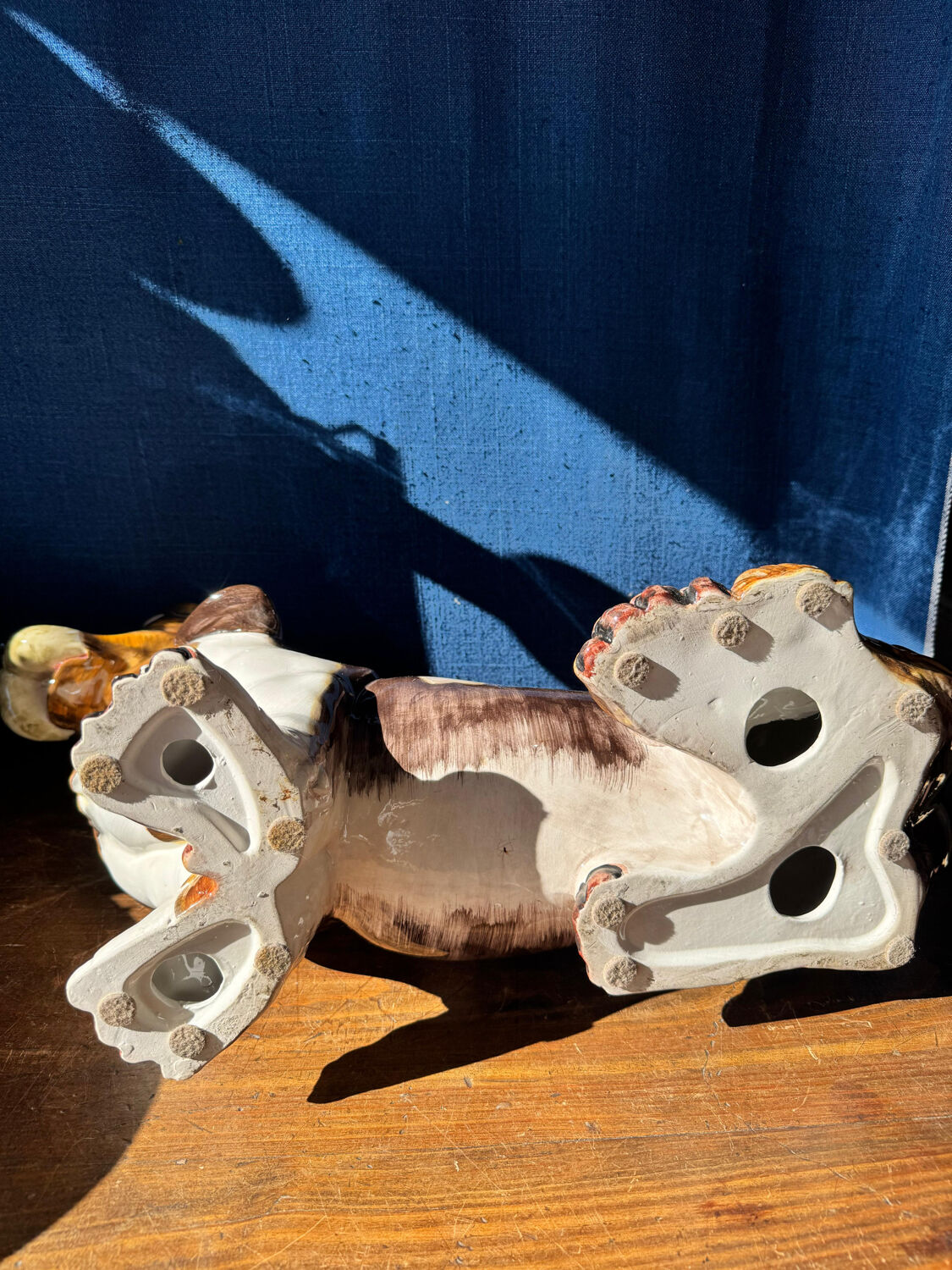 Grand Basset Hound in majolica ceramic. Italy, 1970s.