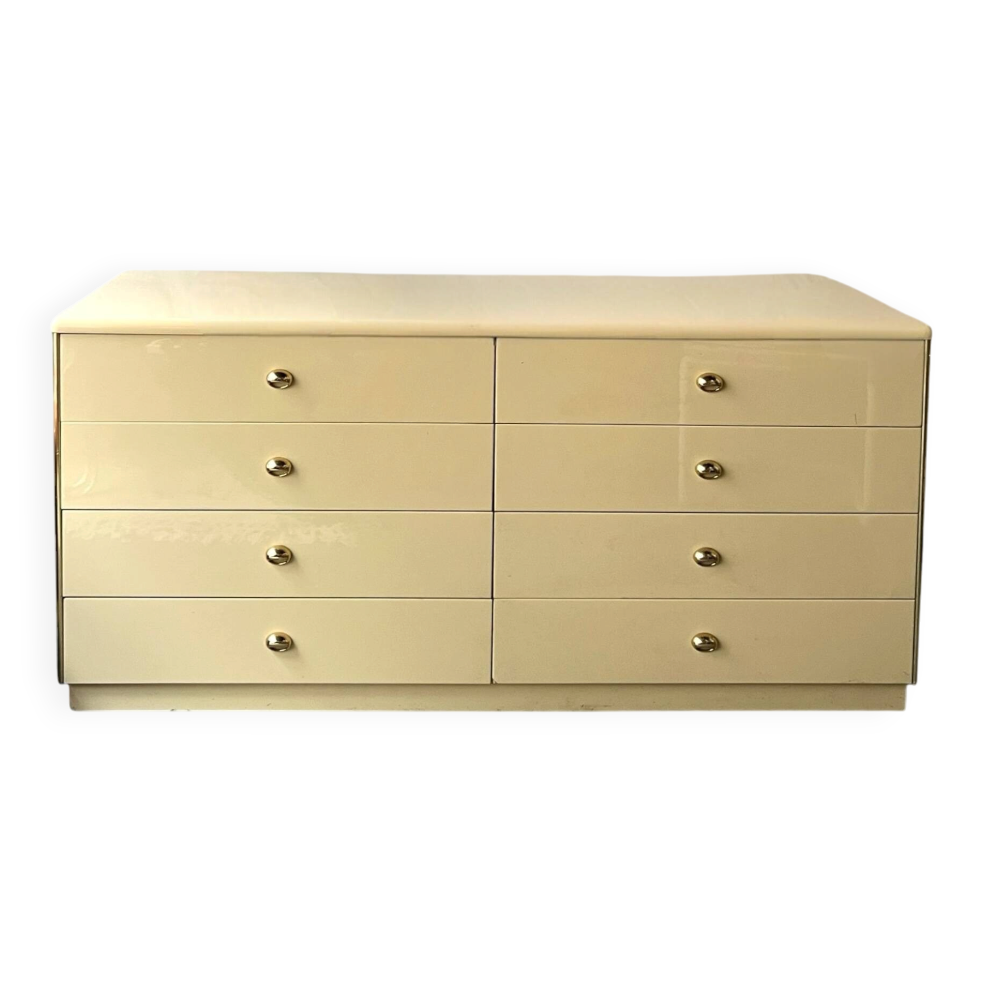 Commode type sideboard with 8 drawers, ivory lacquer and brass details, 1970s design.
