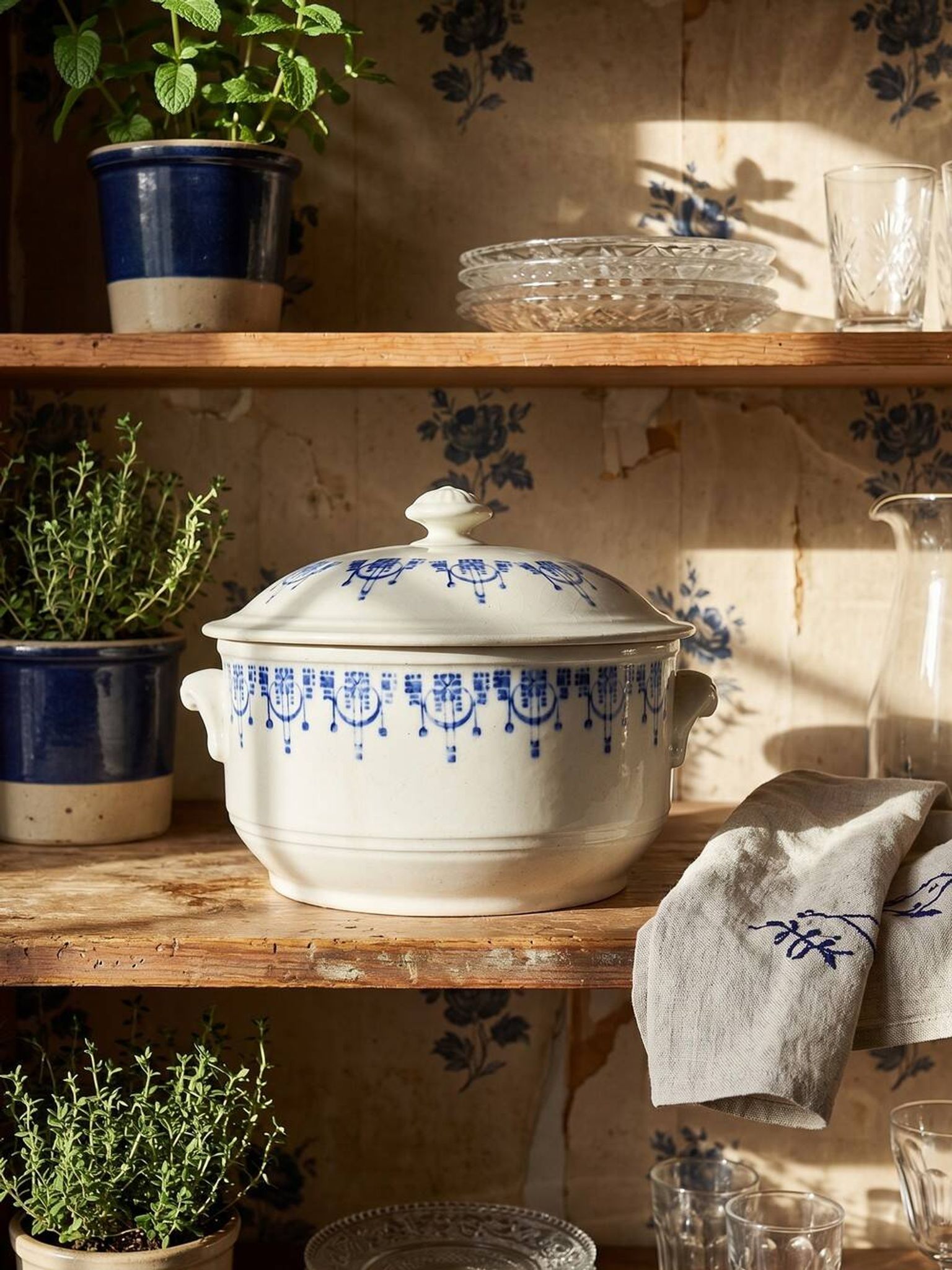 Bouillon/cocotte ancienne en terre de fer émaillée à décor bleu St Uze