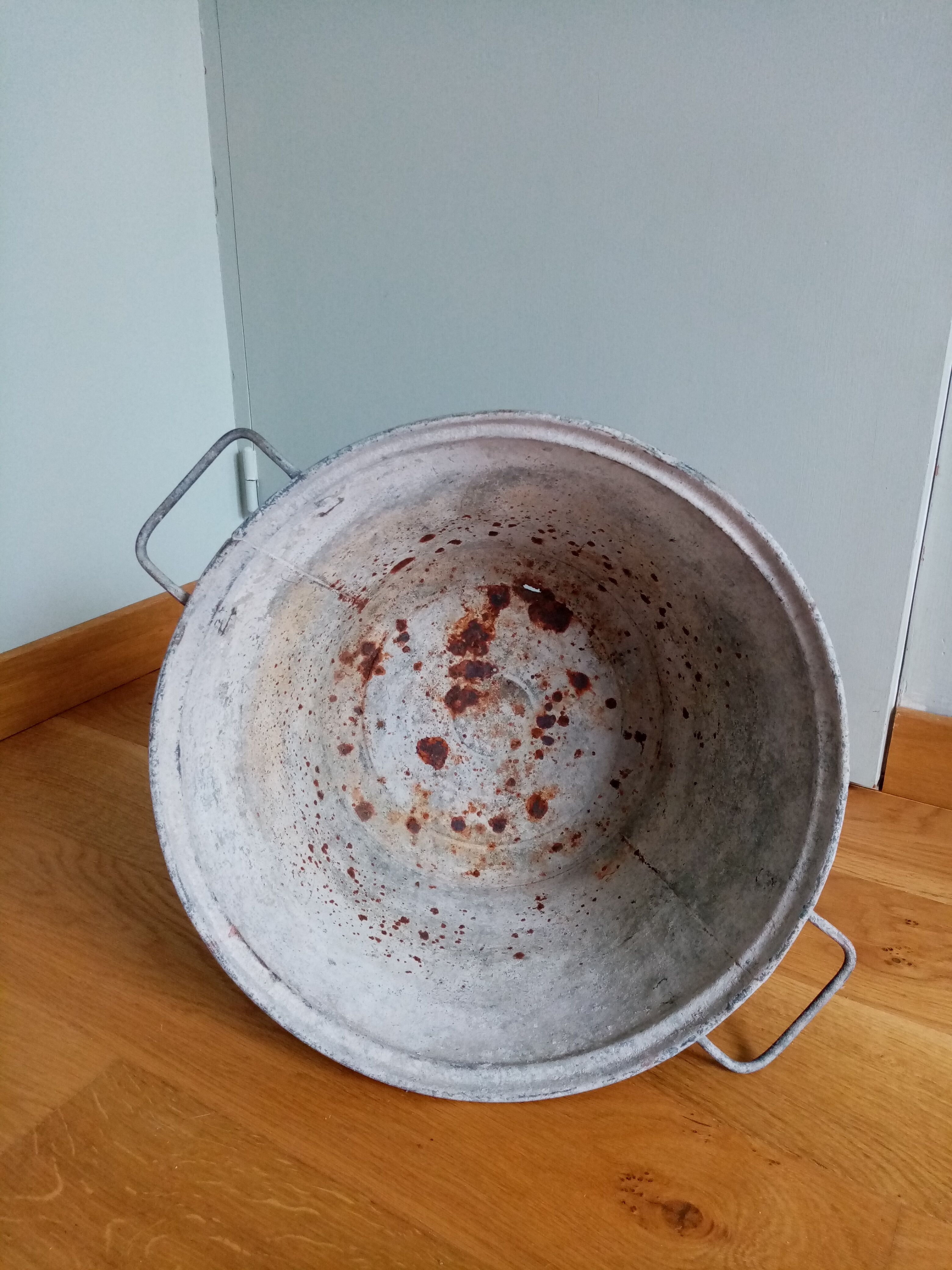 Zinc basin with handles