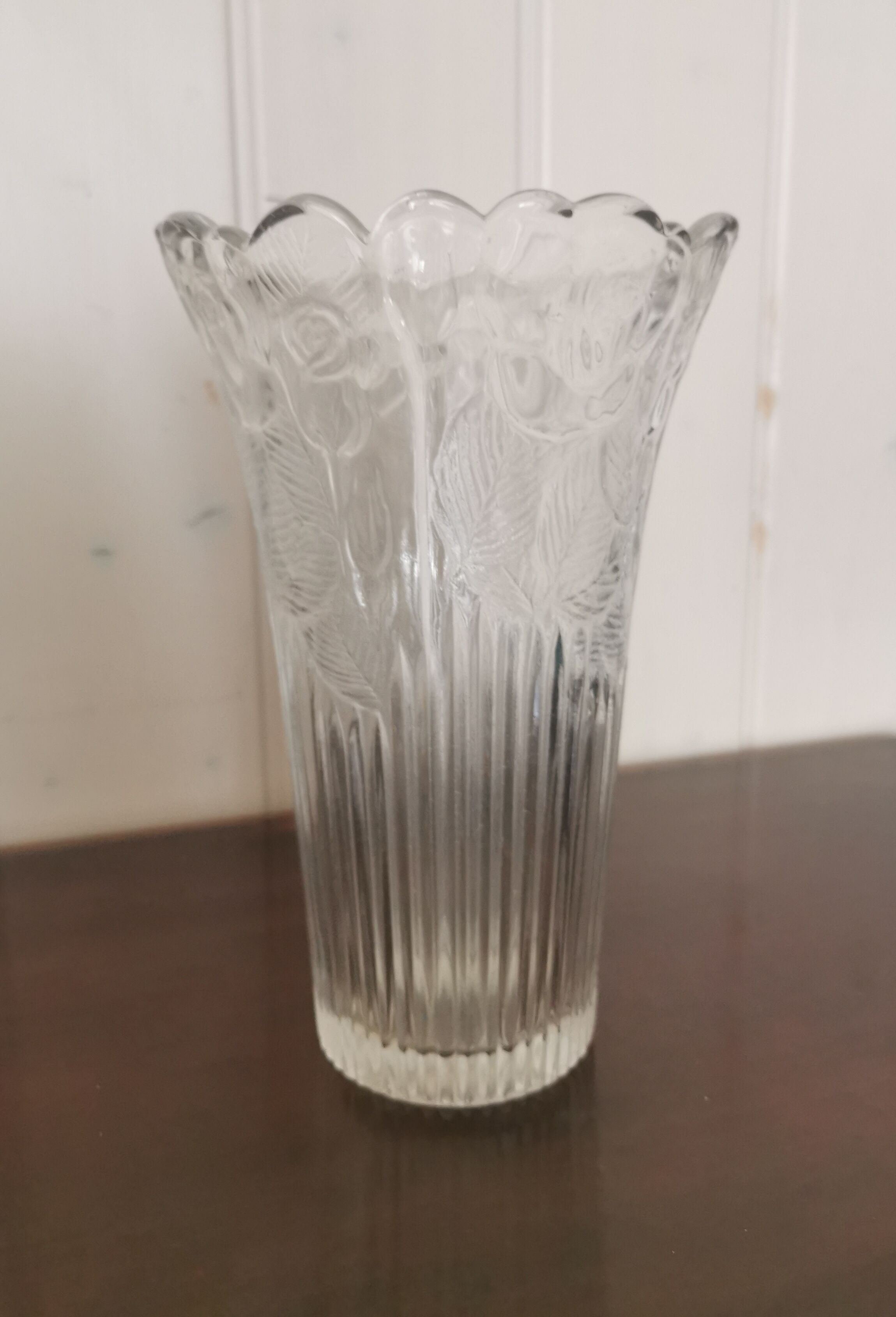 Chiseled glass vase roses pattern