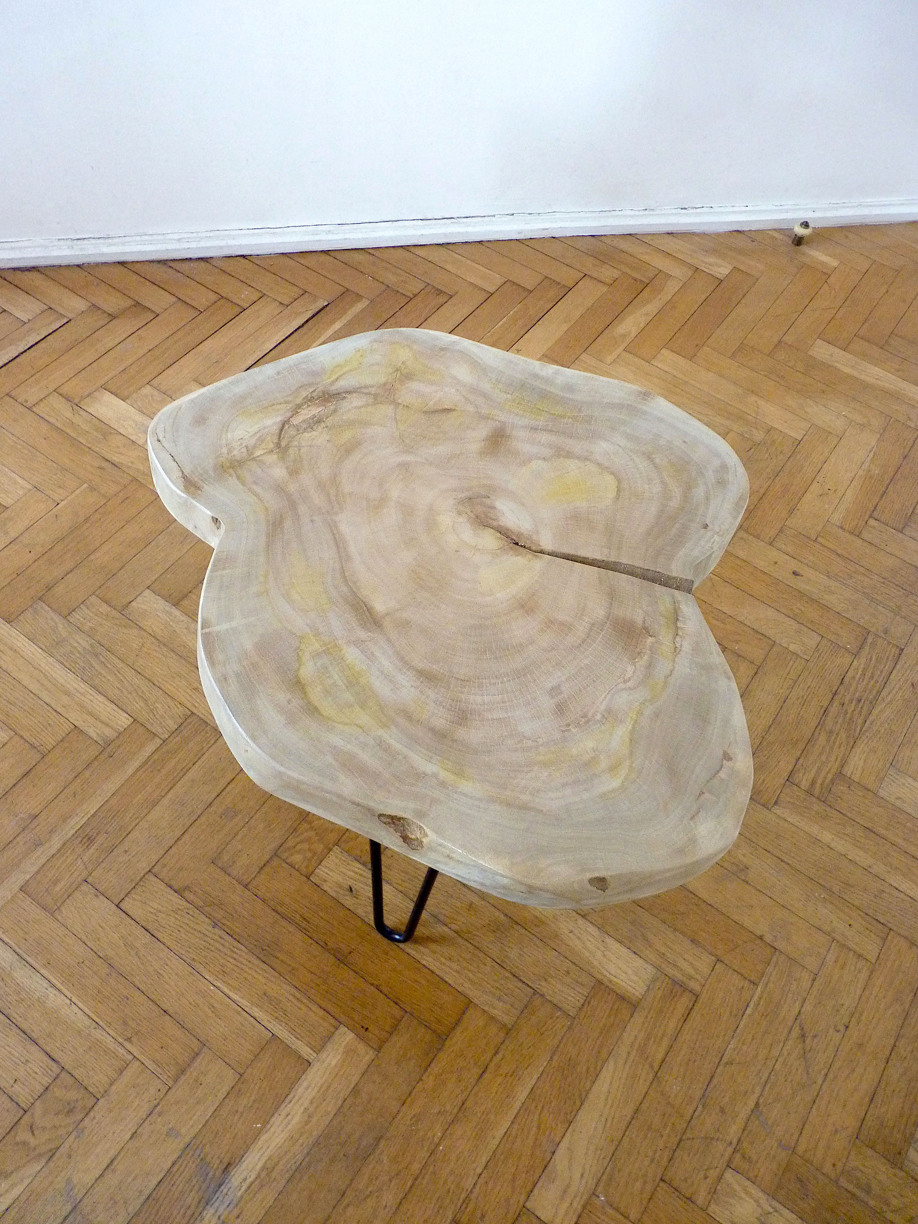 Coffee table in raw wood marbled appearance