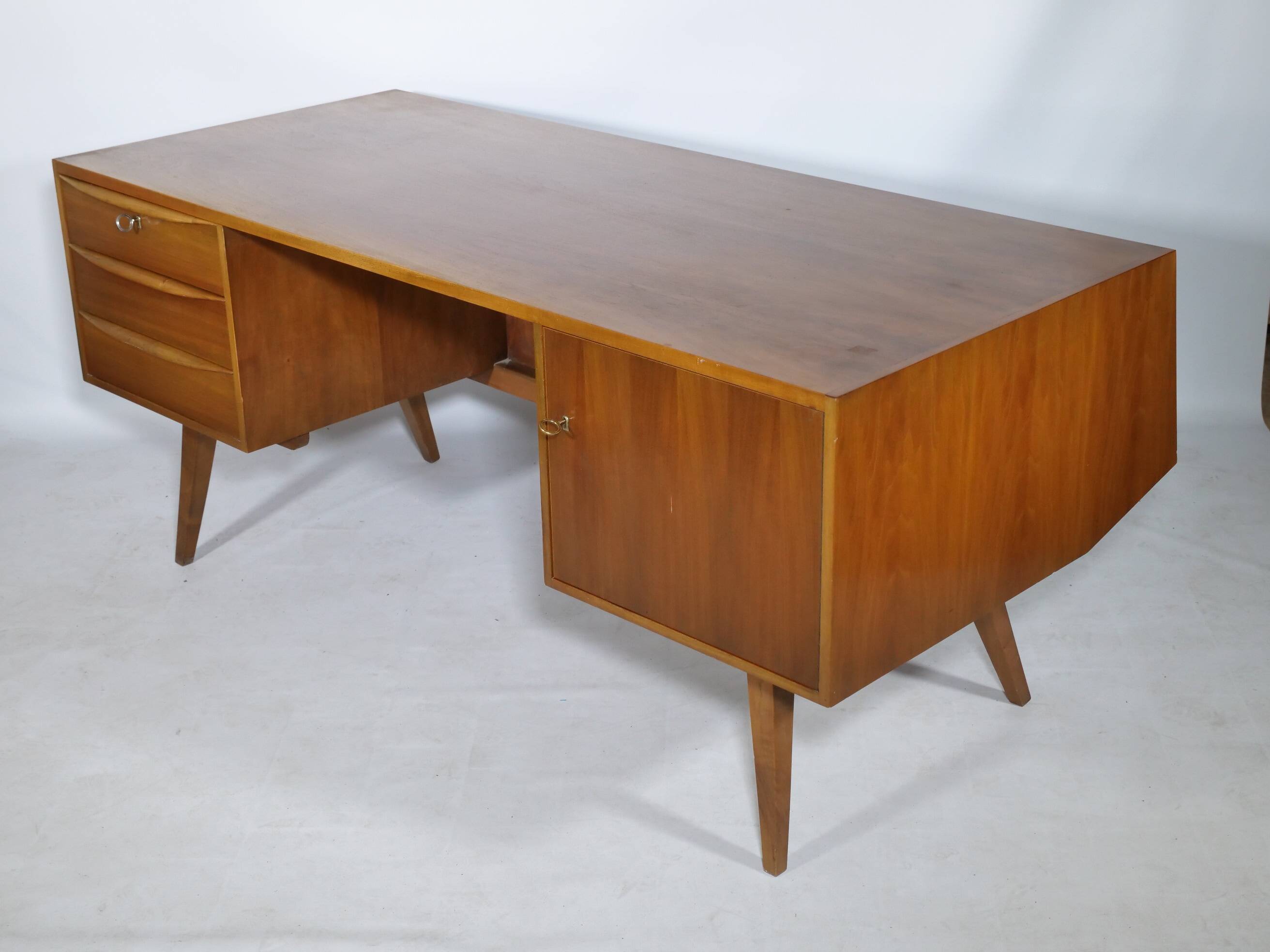 Bureau de direction en noyer, années 1960
