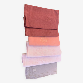 6 grandes serviettes en coton teintées, nuances de rose, brodées et monogrammes, anciennes, en lin