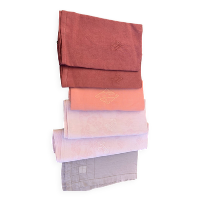 6 grandes serviettes en coton teintées, nuances de rose, brodées et monogrammes, anciennes, en lin