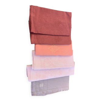 6 grandes serviettes en coton teintées, nuances de rose, brodées et monogrammes, anciennes, en lin
