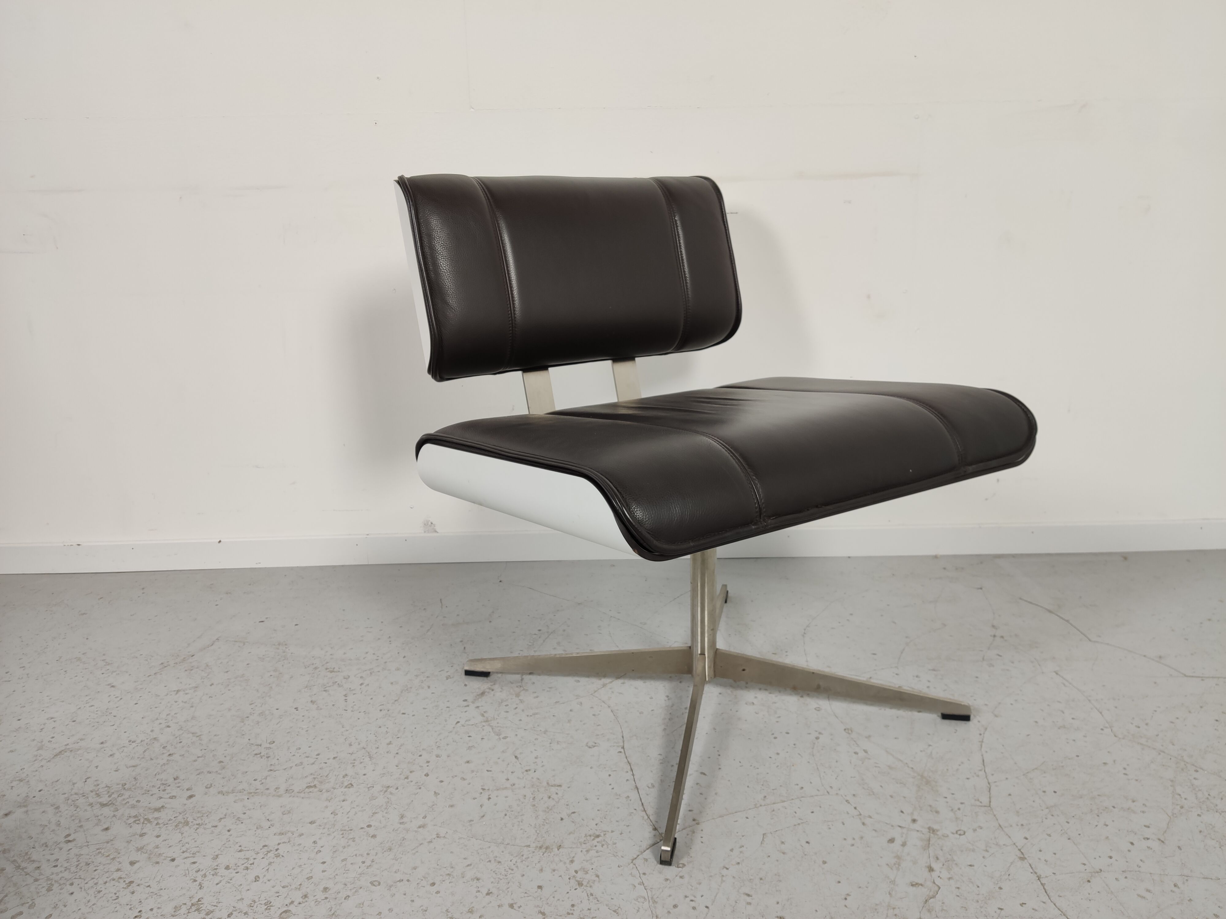Paire de fauteuils cuir design années 90