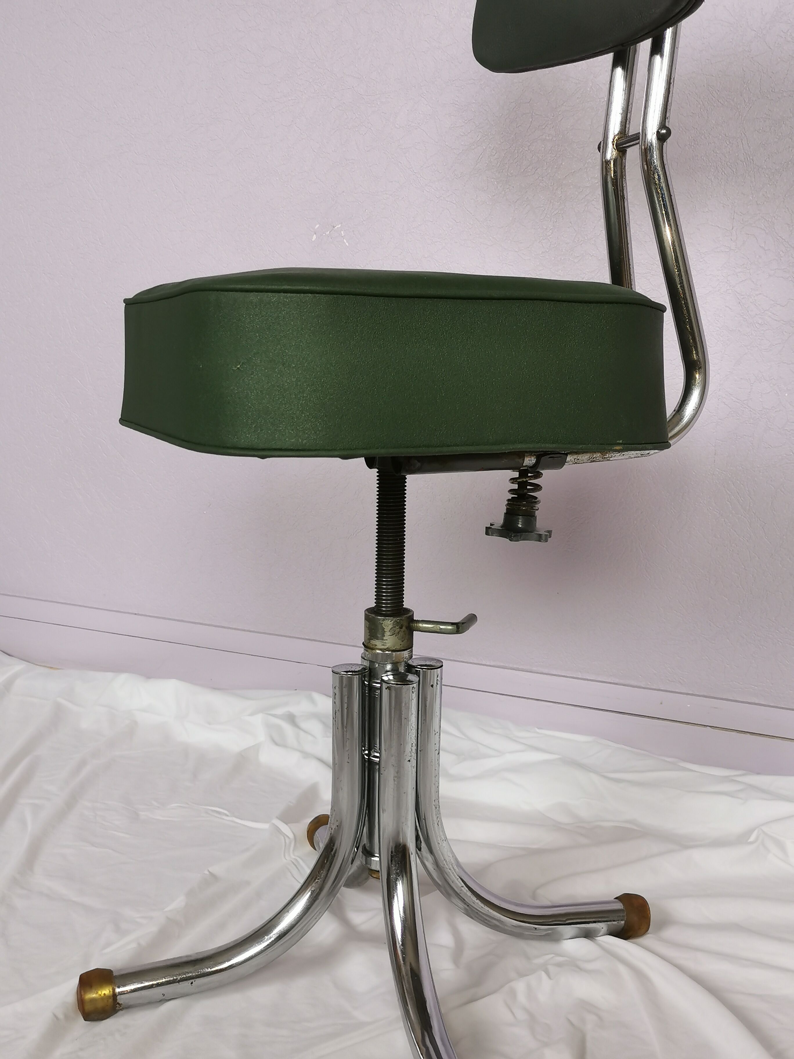 Chaise pivotante en skaï vert et acier chromé, Pullman, 1960