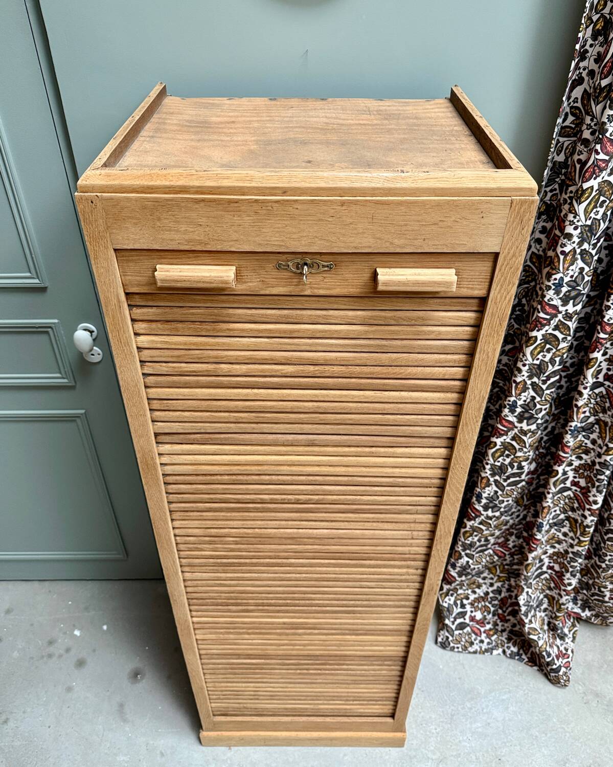 Filing cabinet with curtain (refurbished)