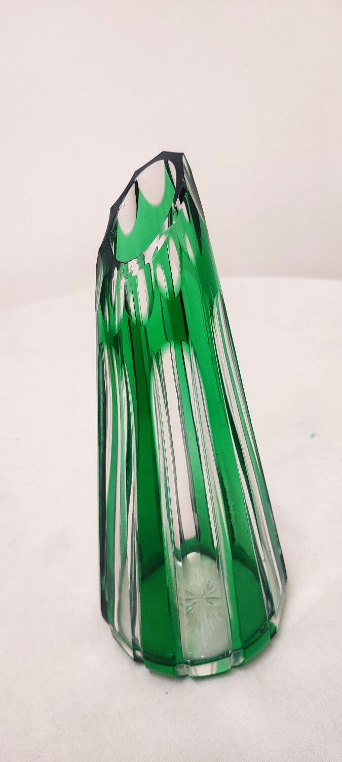 Vase en verre sculpté de Bohême. République tchèque, années 1980.