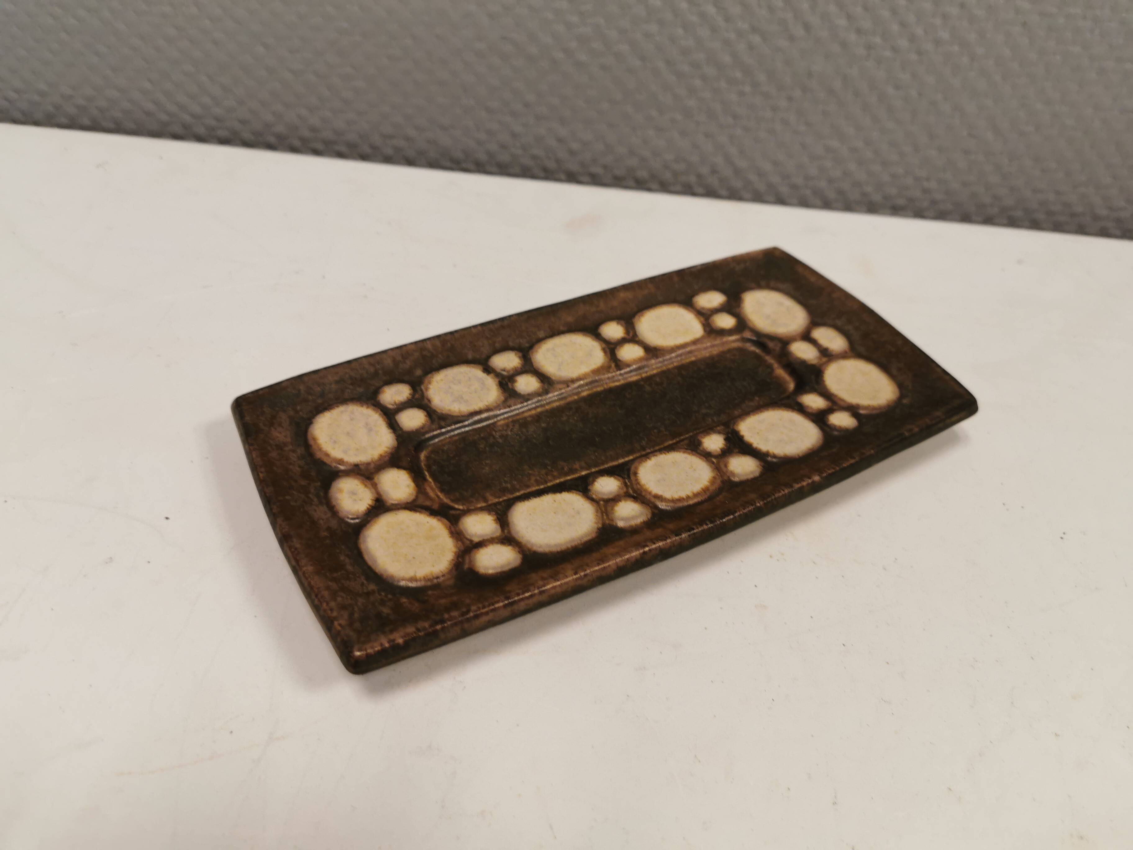 Petit plat vintage conçu et réalisé par Marianne Stark (MS) pour Michael Andersen ceramics Danemark