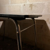 Table Formica verte et ses 2 chaises et 2 tabourets