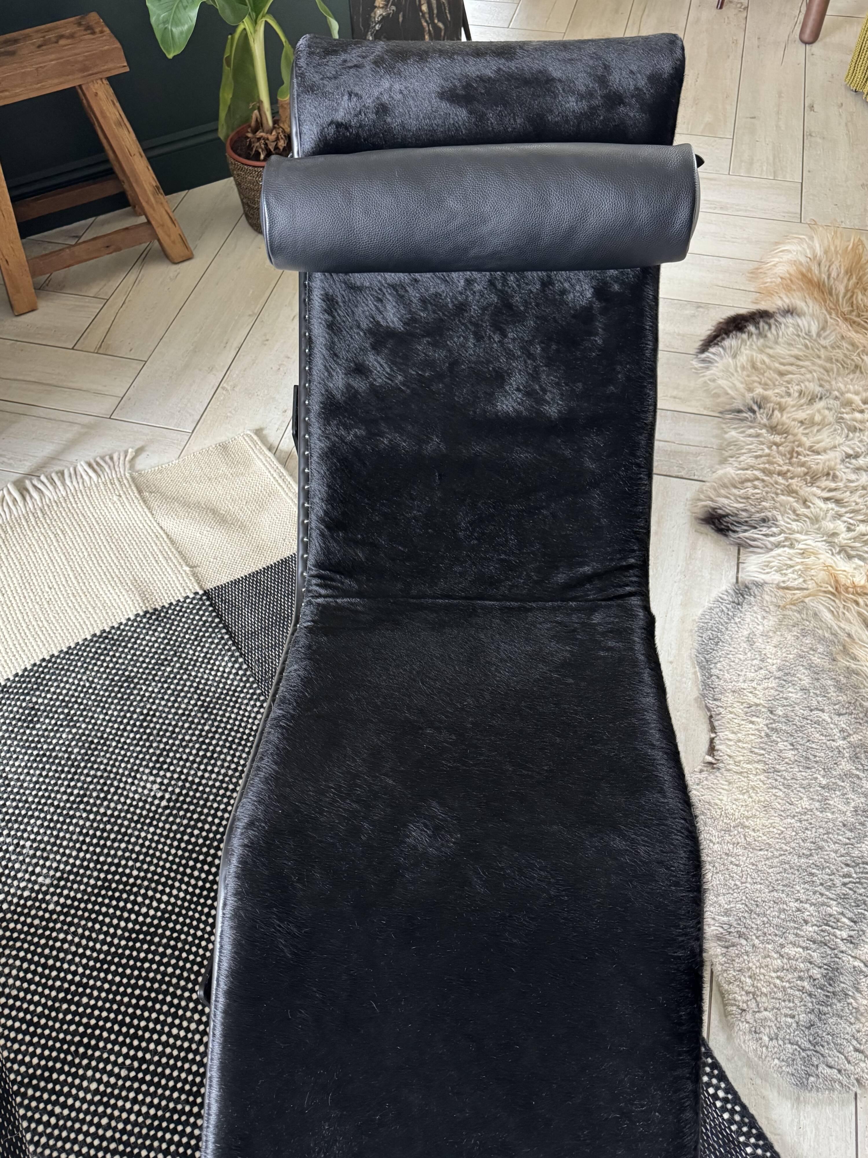 Fauteuil, chaise longue en peau Noire modèle LC4 Le Corbusier