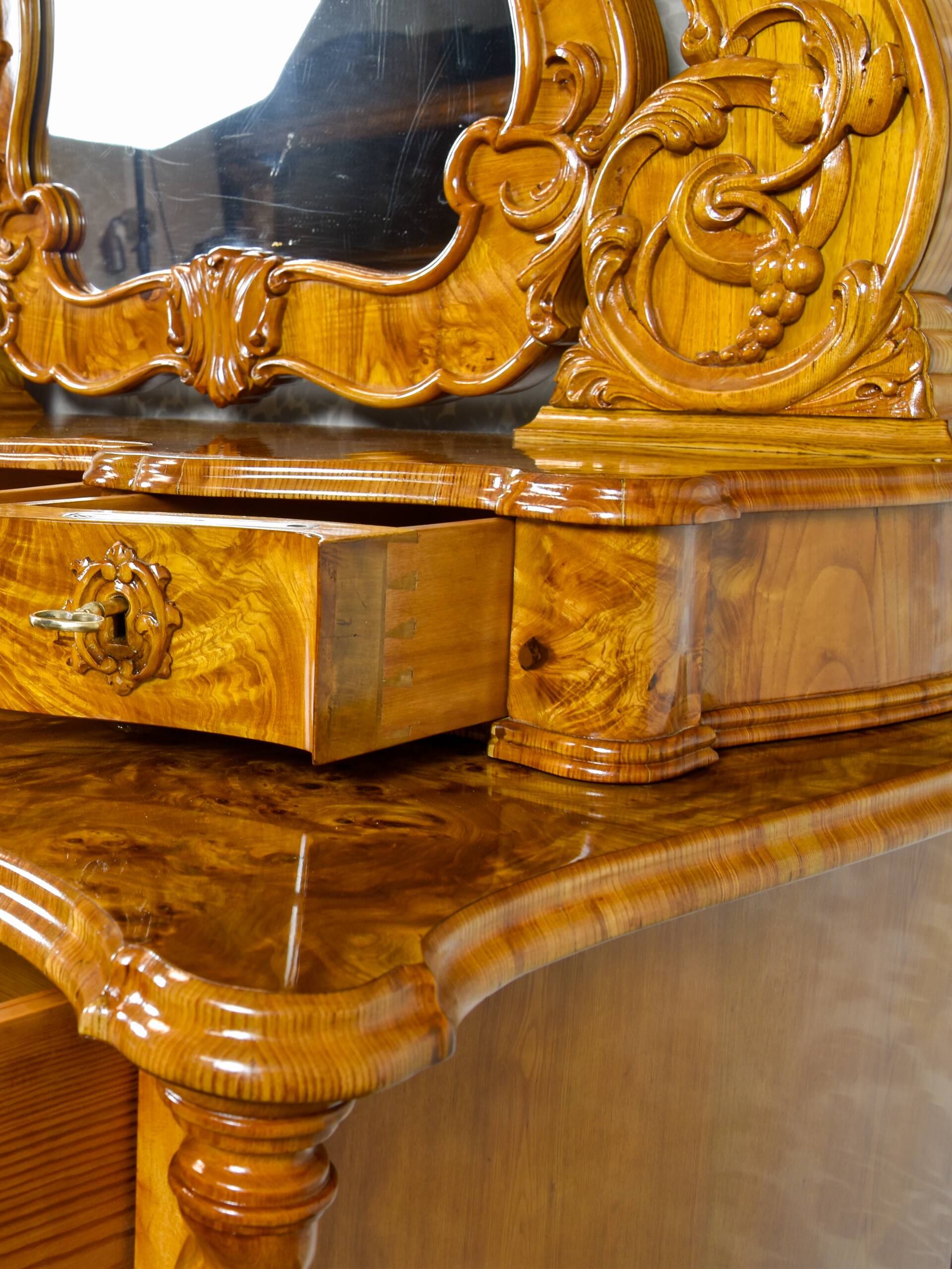 Commode coiffeuse Louis-Philippe en loupe d'orme et frêne - env. 1840-1860