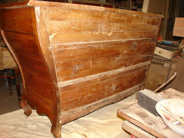 Commode dite ''Tombeau'' époque Régence de la fin du XVII siècle en merisier massif