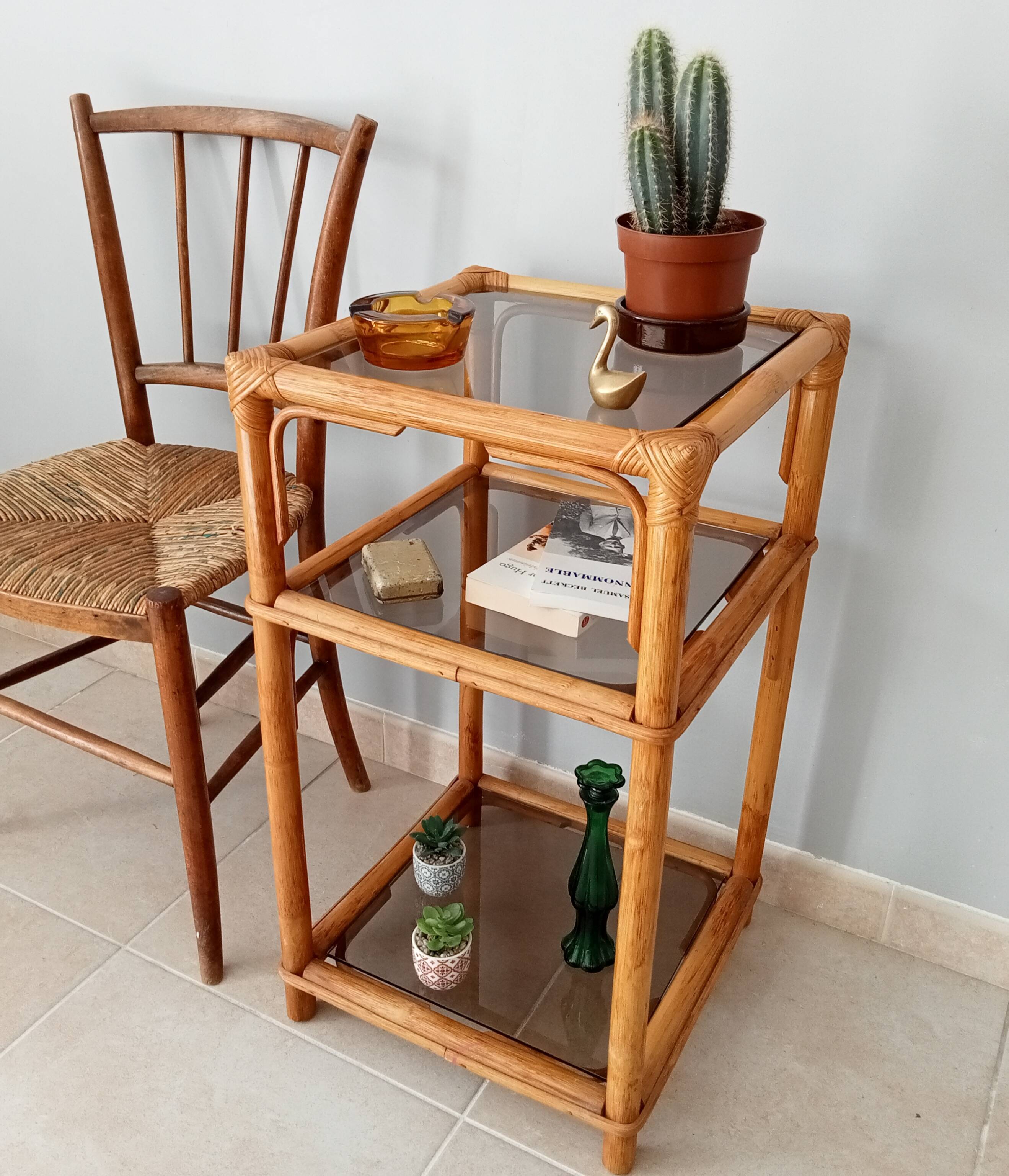 Étagère vintage en bambou, rotin et verre fumé années 70/80