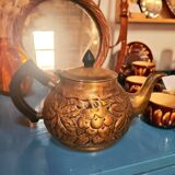 Théière décorative ancienne à motifs feuilles de vigne en bronze