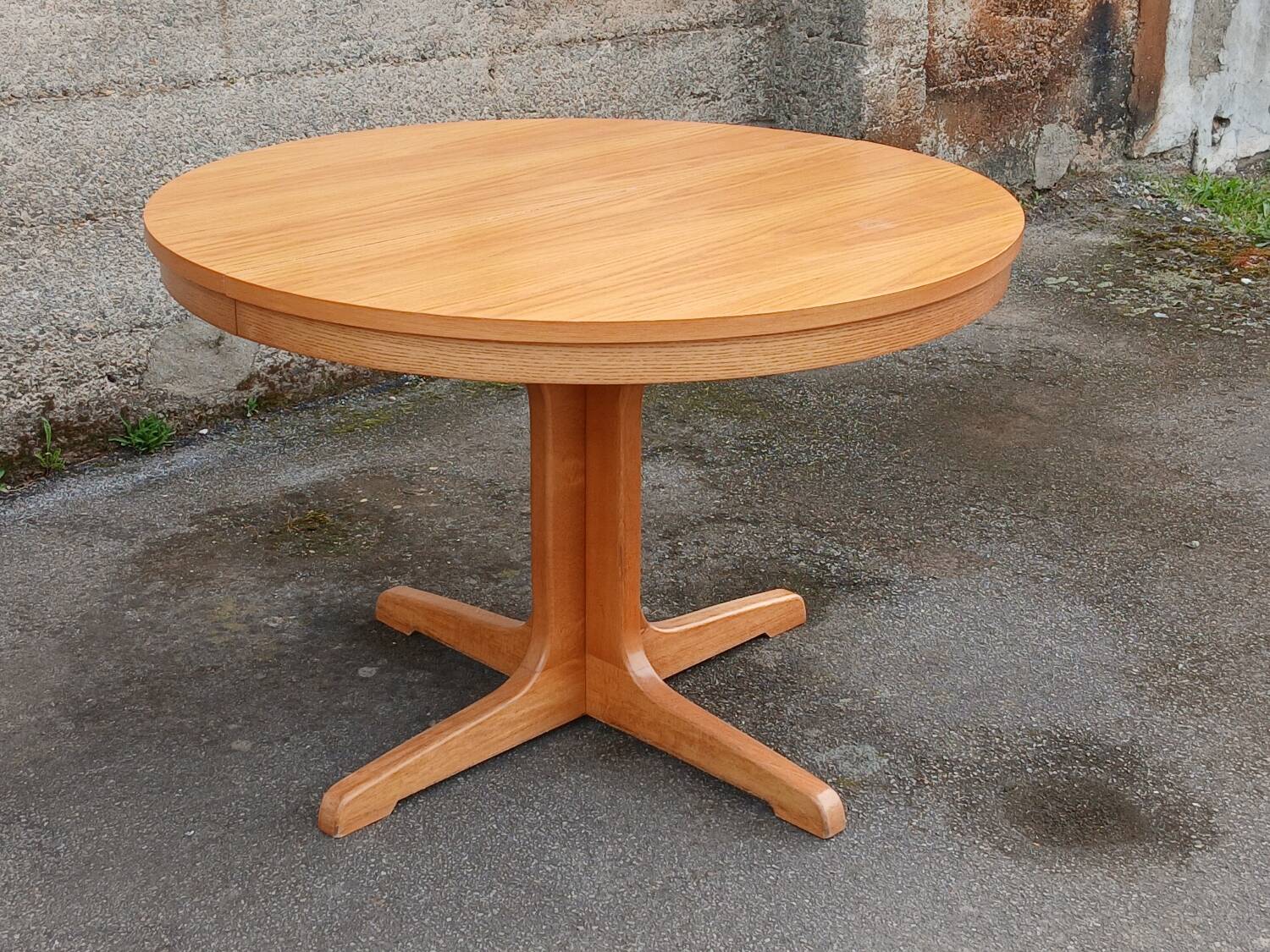 Extendable round table in elm