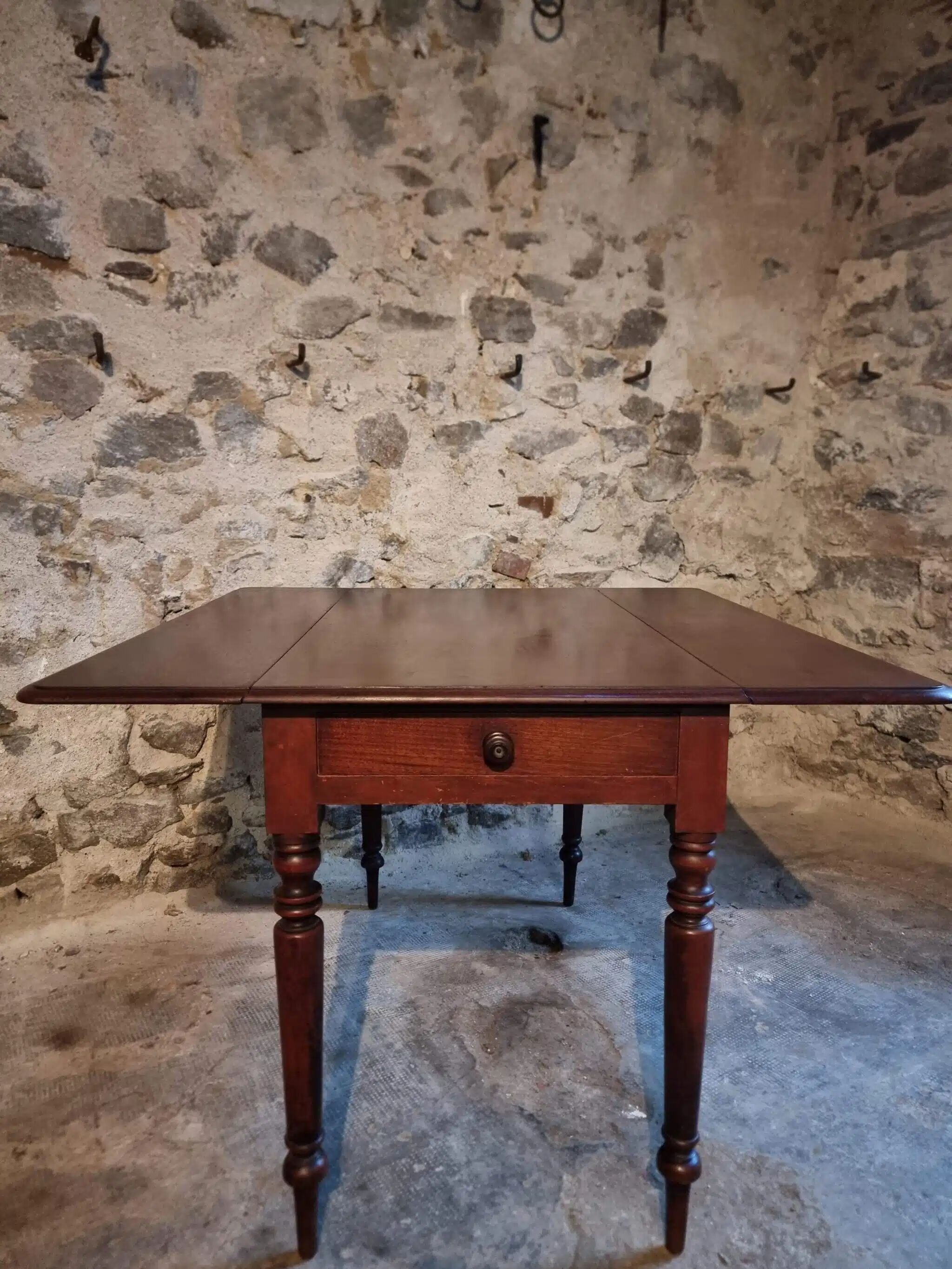 Antique English drop-leaf table in mahogany, late 19th century.