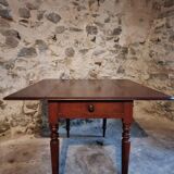 Antique English drop-leaf table in mahogany, late 19th century.
