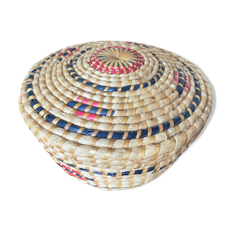 Round basket with a natural raffia lid