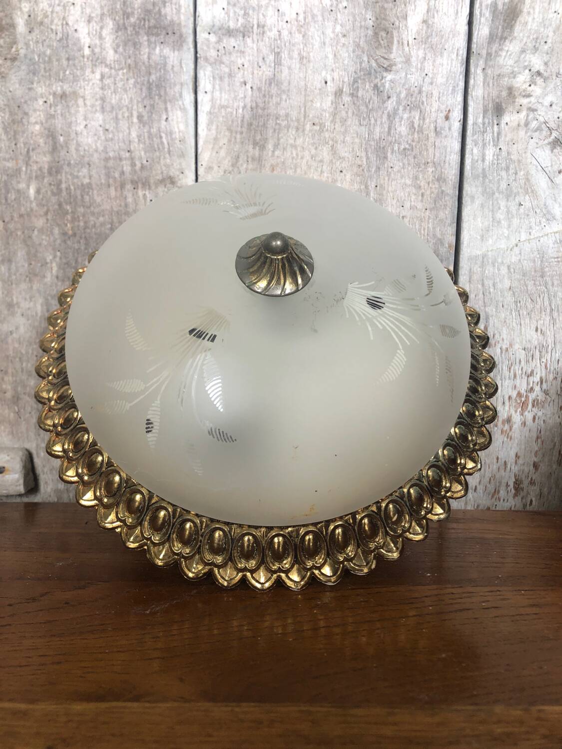 Old engraved glass ceiling light + vintage gold metal contour