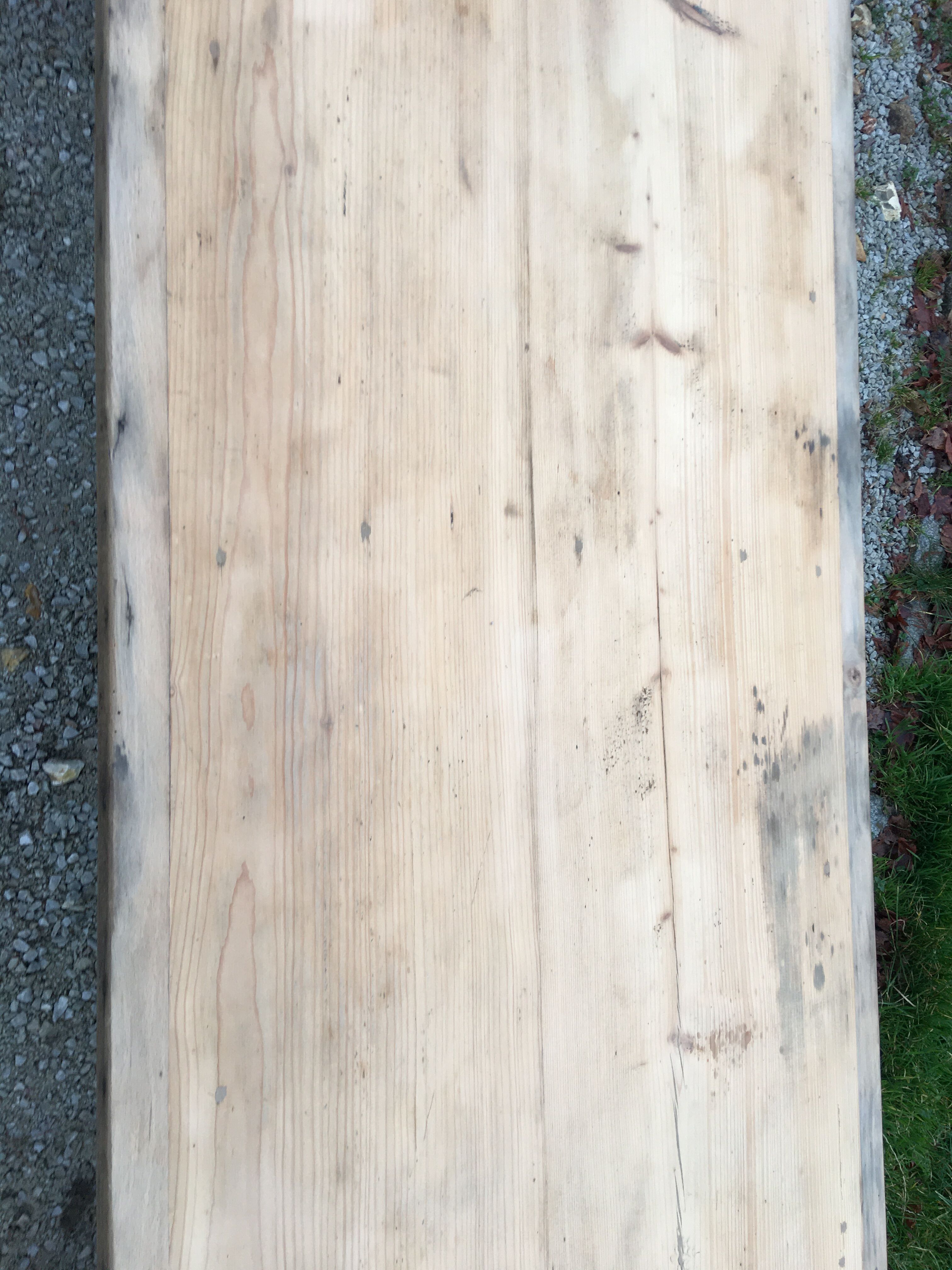 Light-coloured oak farm table