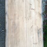 Light-coloured oak farm table