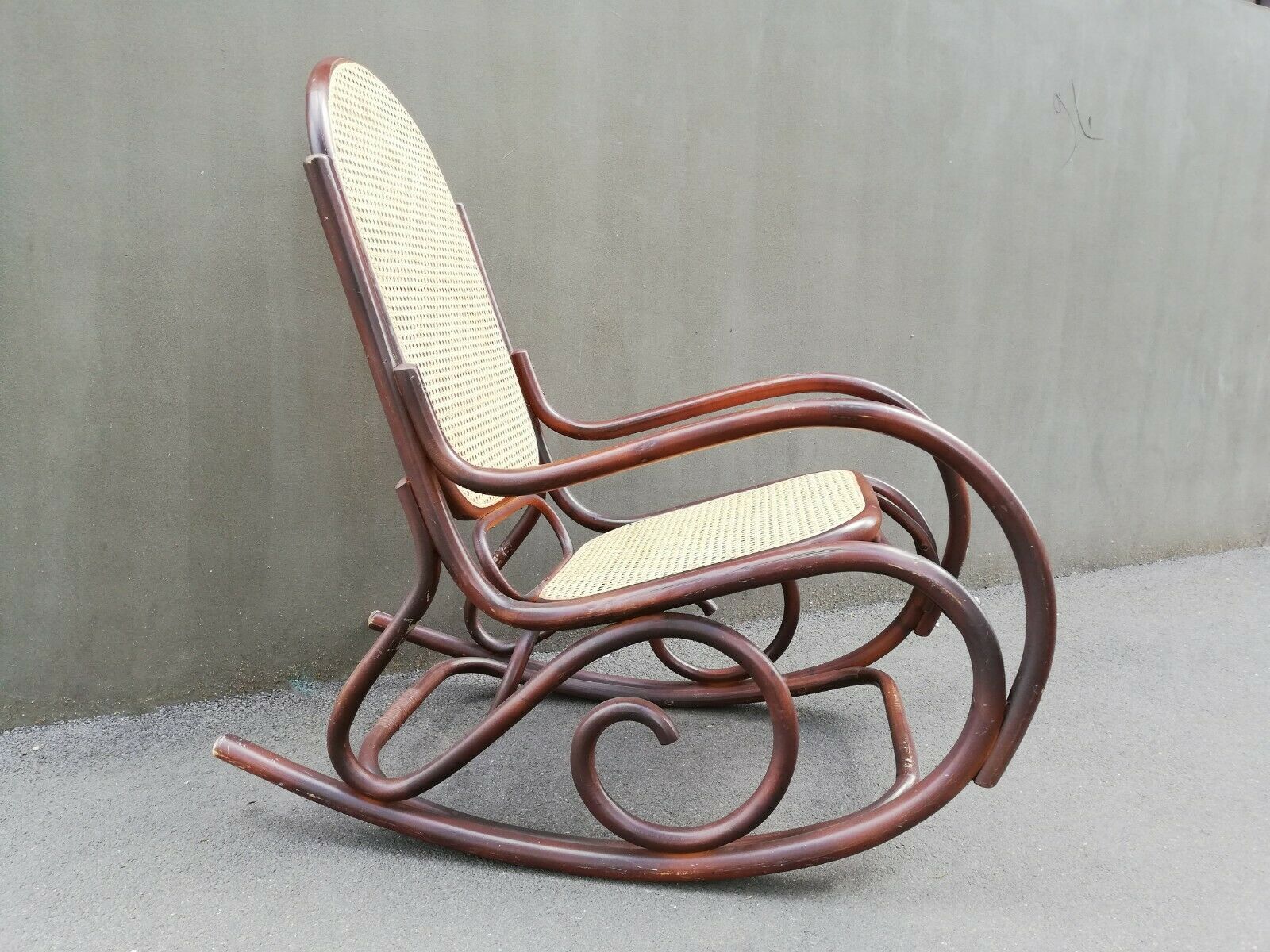 Rocking-chair in curved wood