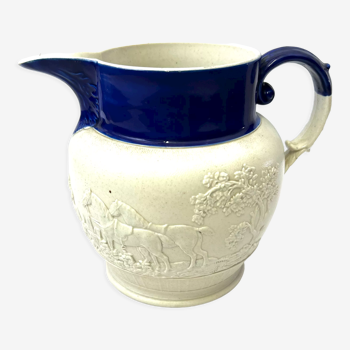 Pichet blanc bleu motif chevaux chien style Wedgwood