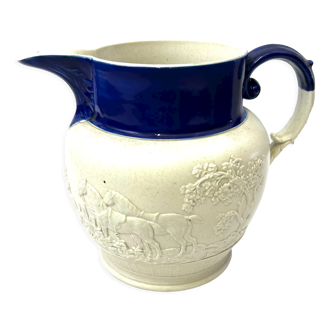 Pichet blanc bleu motif chevaux chien style Wedgwood