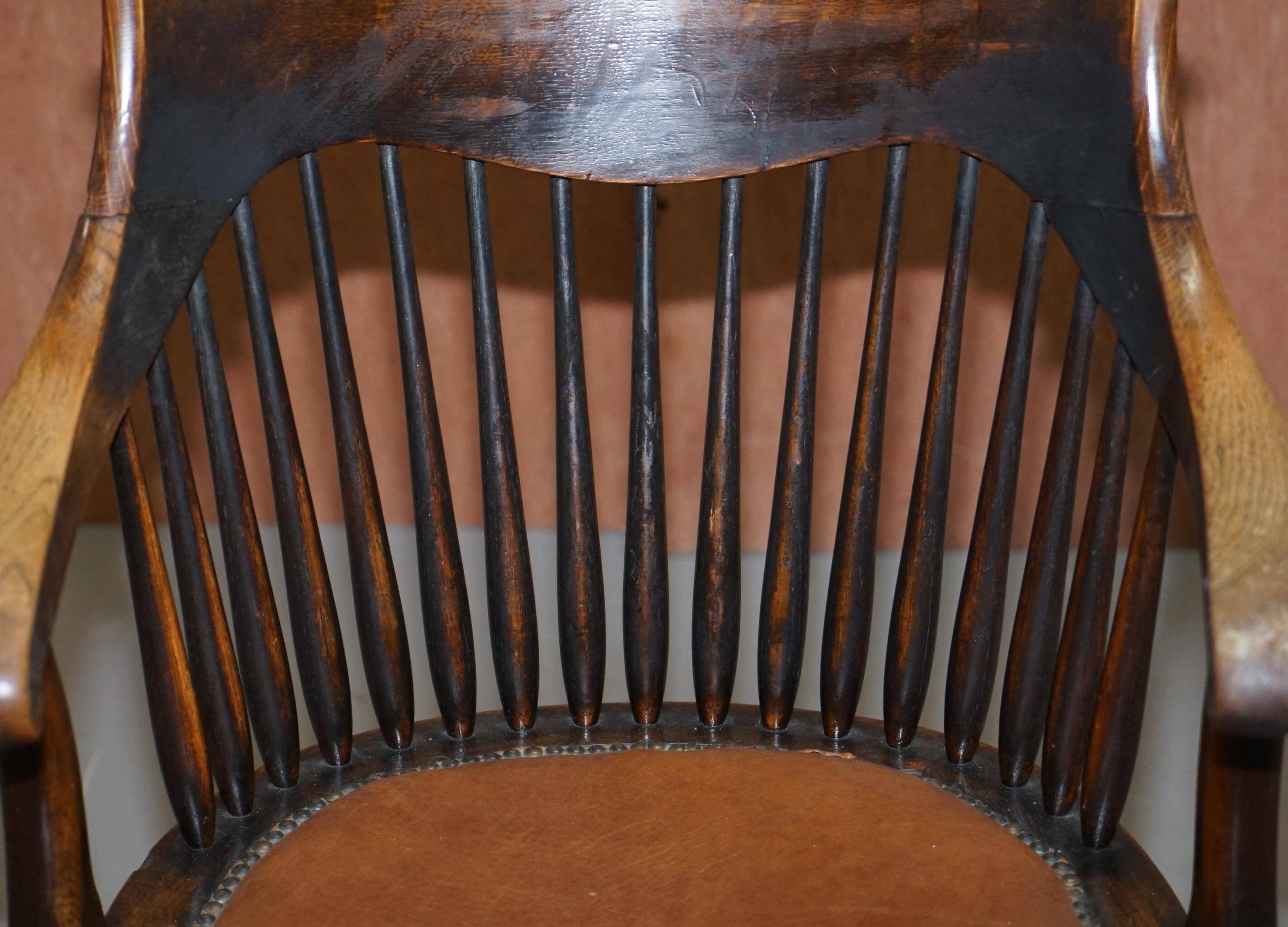English captain's armchair Ralph Johnson in oak and leather.