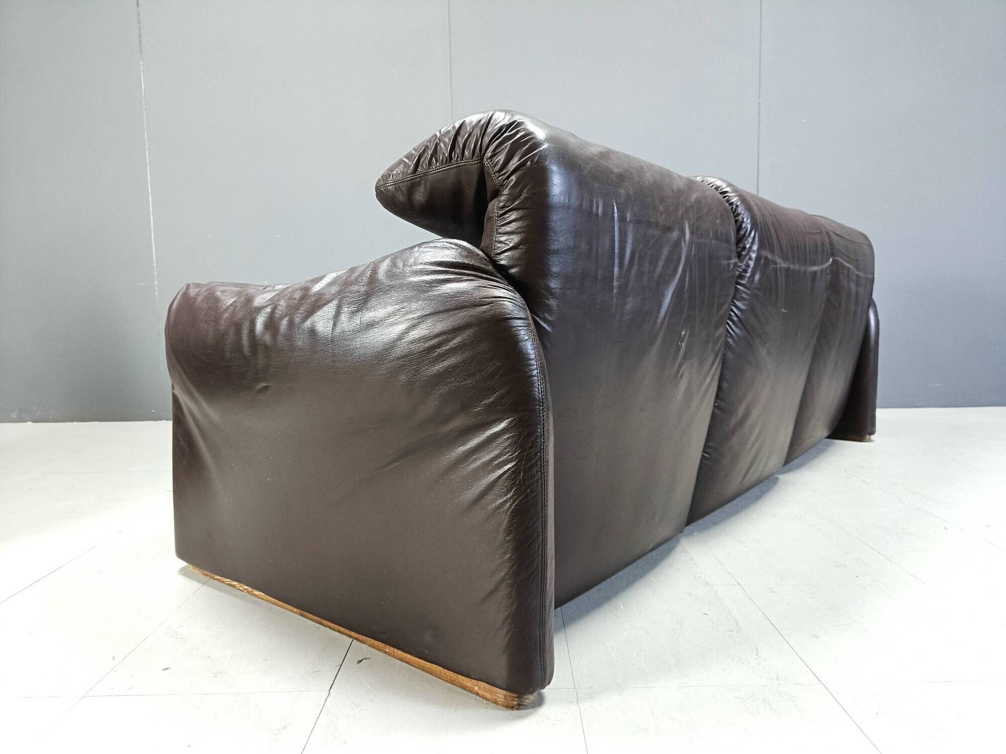 Maralunga leather sofa by Vico Magistretti for Cassina, 1973