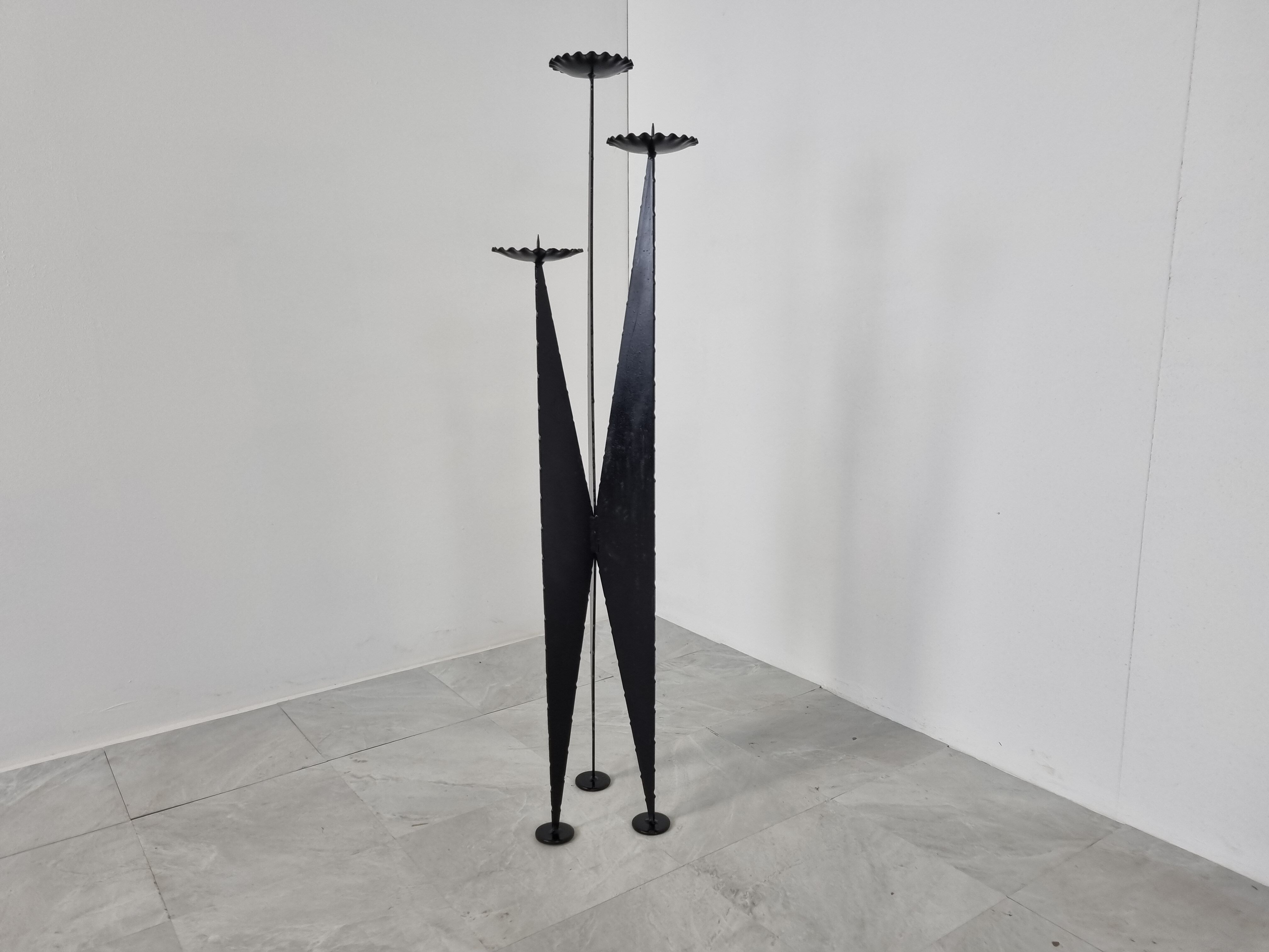Chandelier brutaliste au sol années 1970