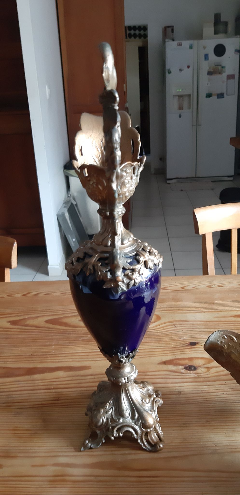 Paire d'aiguières en régule doré et verre bleu
