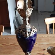Paire d'aiguières en régule doré et verre bleu