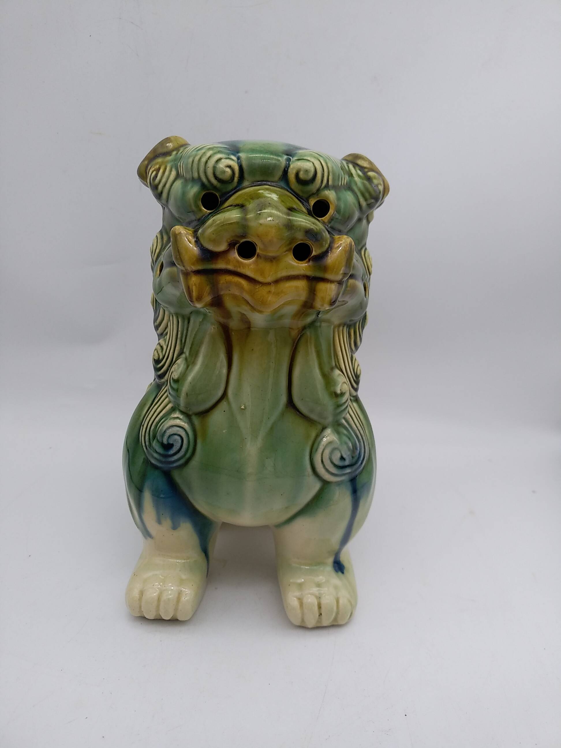 Ceramic Fô dog. Sancai color.