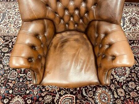 Chaise de directeur Chesterfield classique en cuir marron