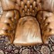Chaise de directeur Chesterfield classique en cuir marron