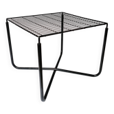 La table basse a été conçue en 1983 par Niels Gammelgaard Jarpen pour IKEA.