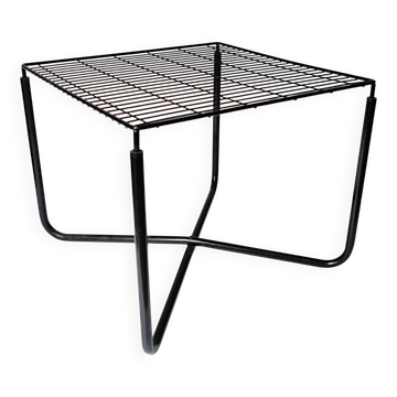 La table basse a été conçue en 1983 par Niels Gammelgaard Jarpen pour IKEA.