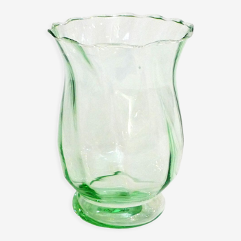 Vase forme fleur torse en verre vert
