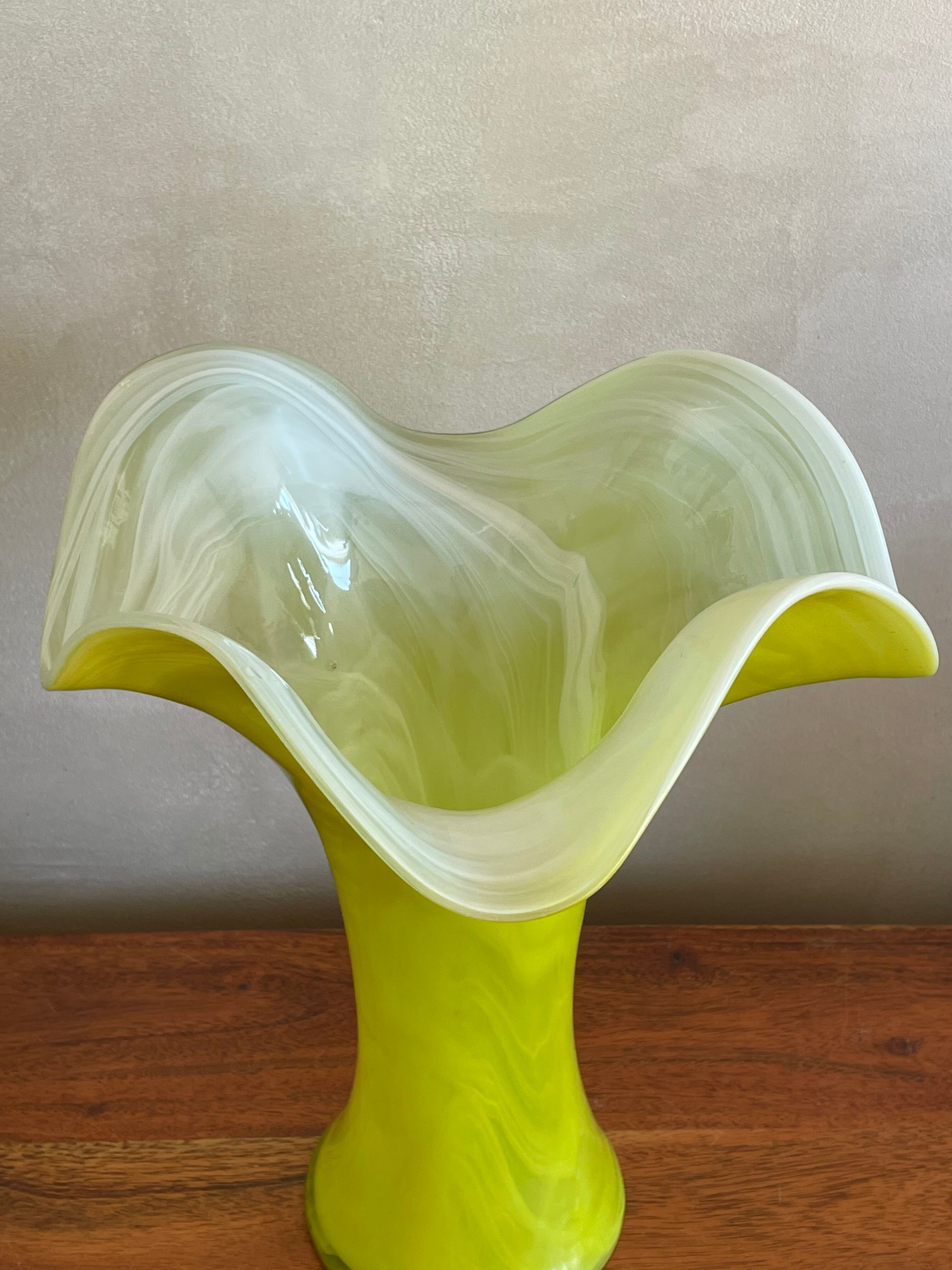 Collar vase