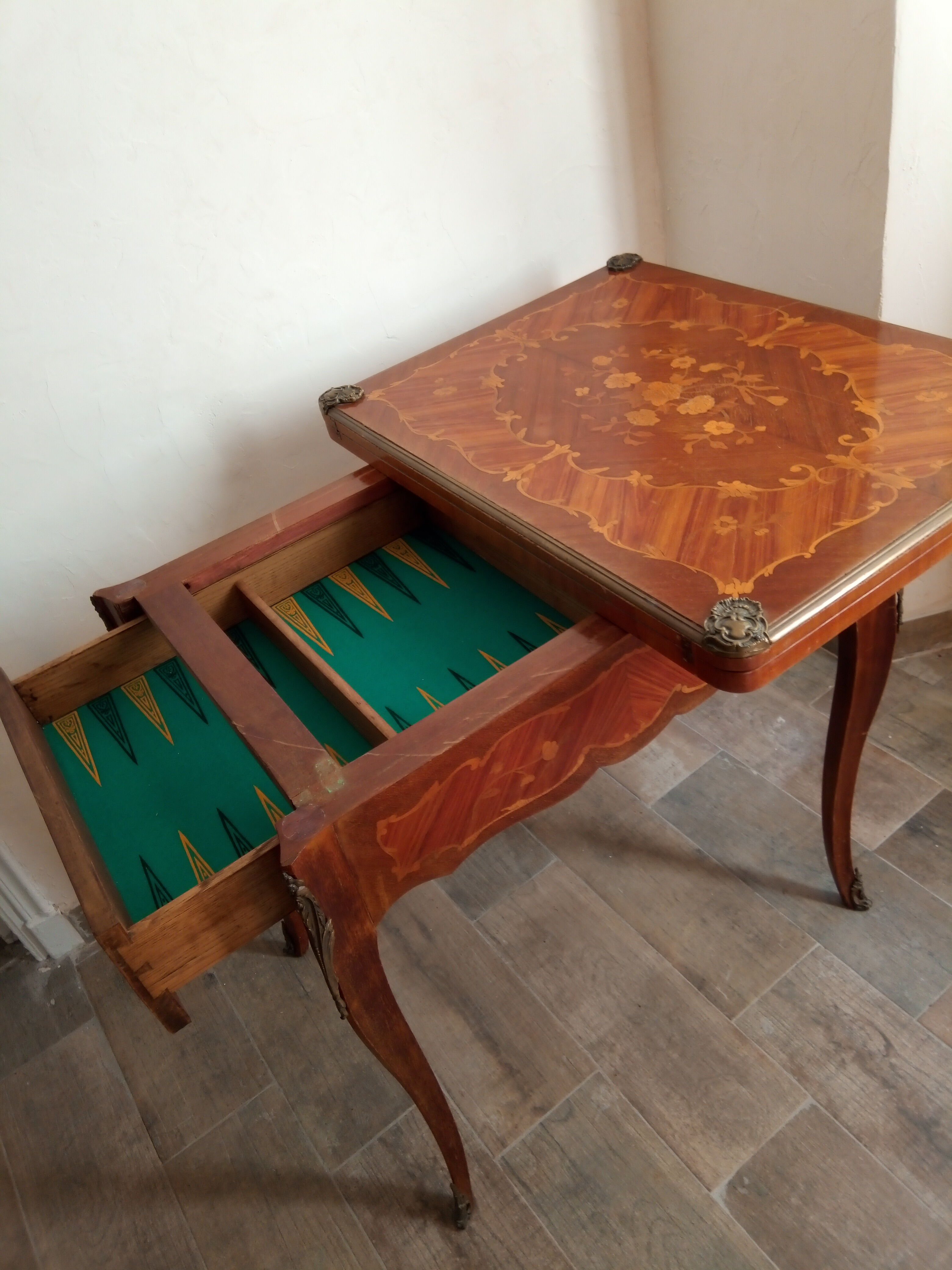 Play table in Louis XV marquetry. Early 20th century.