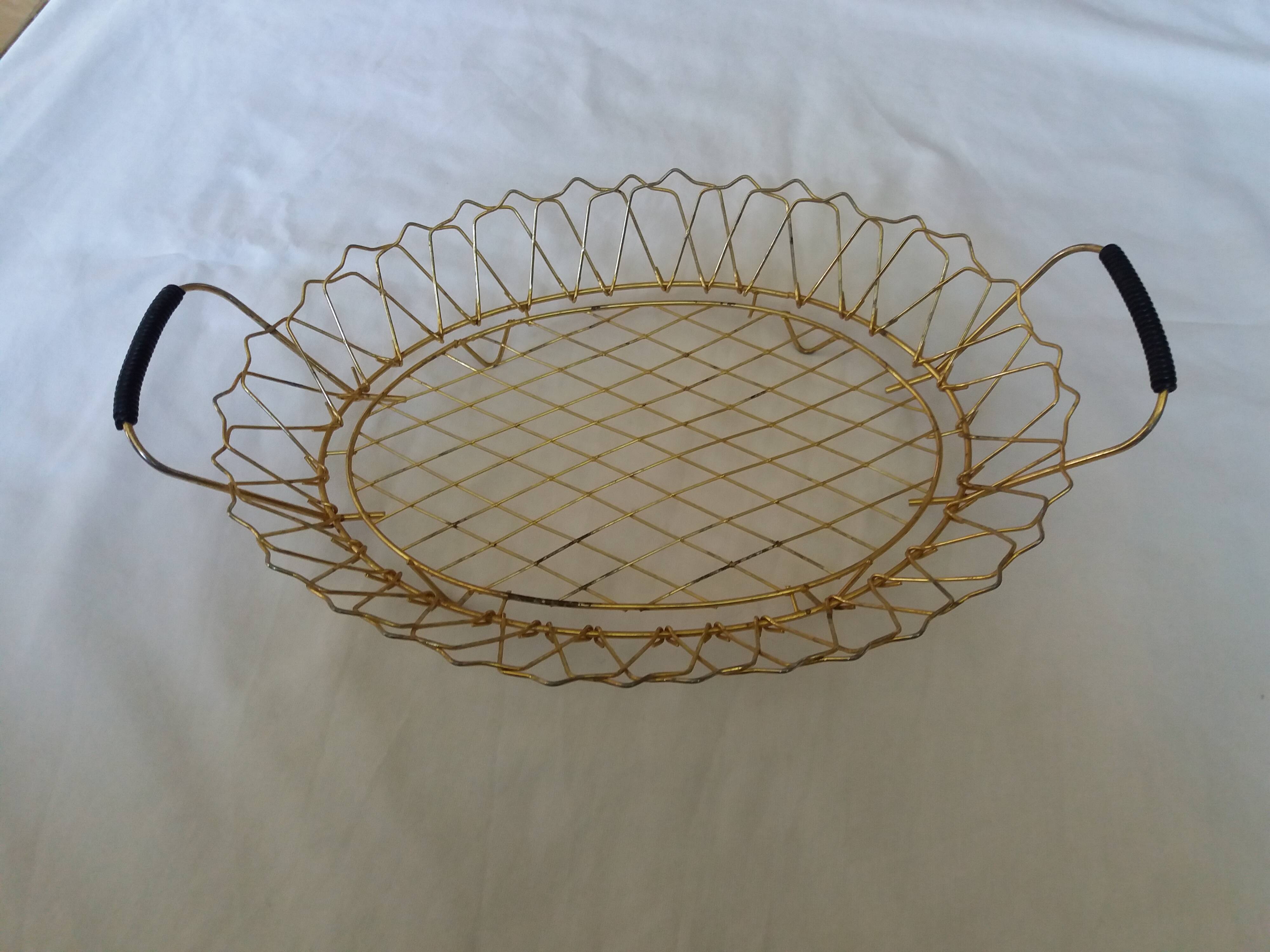 Flat gold metal and scoubidou basket basket