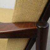Fauteuil noyer en jaune années 1960